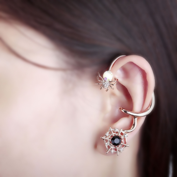 [Personalized rhinestone spider web spider] Ear cuff